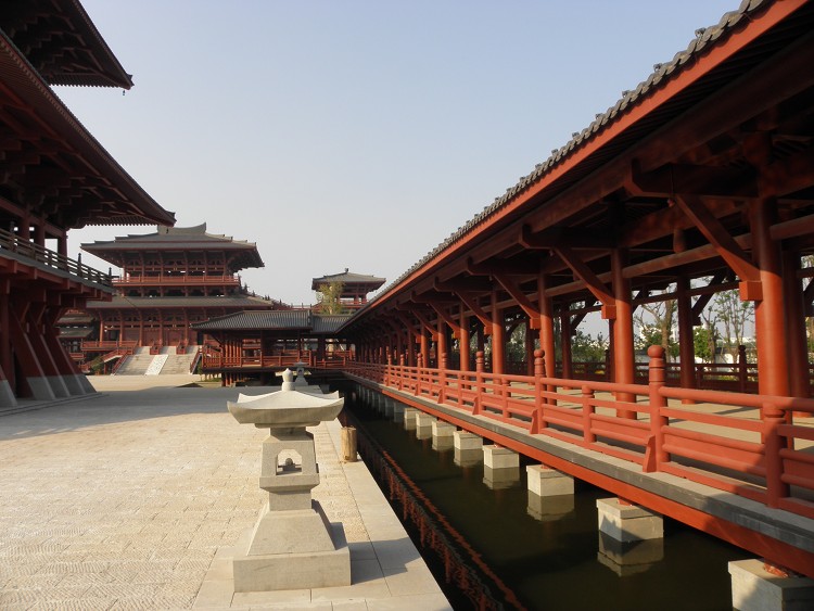陈武帝(即是陈朝开国皇帝陈霸先)故居位于浙江长兴县下箬寺乡(离杭宁高速长兴出口3公里左右),《长兴县志》载:因陈武帝故宫香火兴旺,南朝陈光大元年(567)诏立为天居寺;宋治平二年(1065)改广惠教寺;明洪武二十四年(1391)立为丛林(江南四大丛林之一),俗称下箬寺。 陈武帝故居内有古井一口。据史料载:陈霸先出生时,井泉沸腾,家人汲以浴身,后人称此井为圣井,又名陈井。圣井,系石砌井壁,深约15米,直径1.